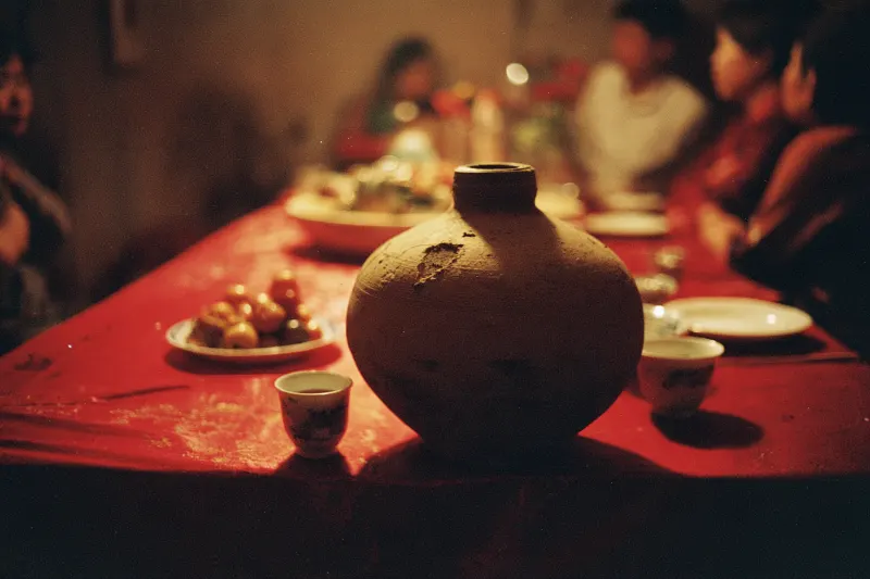 An old jar of Shaoxing wine opened at a wedding banquet
