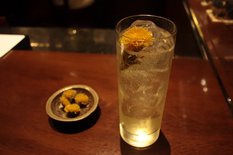 Chrysanthemum Whisky Highball: Chinese whisky highball with a dried chrysanthemum flower